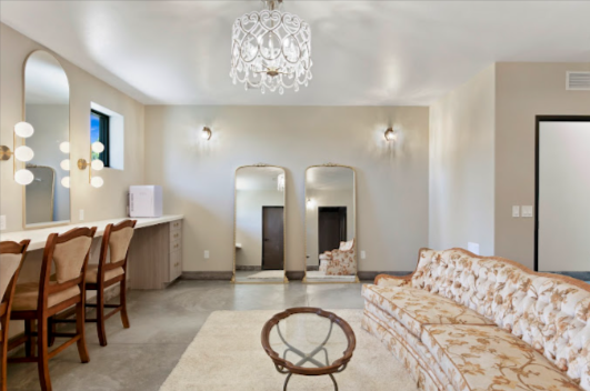 Boise wedding planners love the Rustic Daisy bridal suite with makeup station, mirrors, and vintage seating for prep-day ease